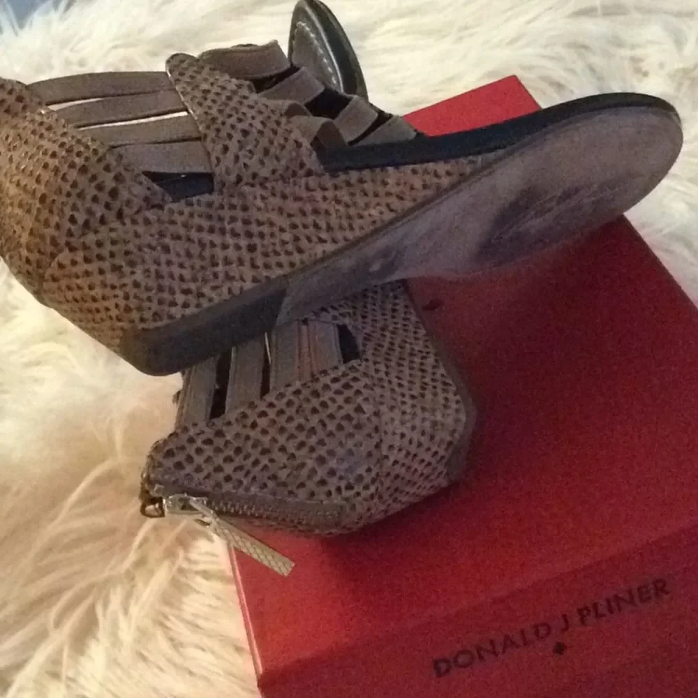 💞DONALD J PLINER💞snake embossed cork shoes